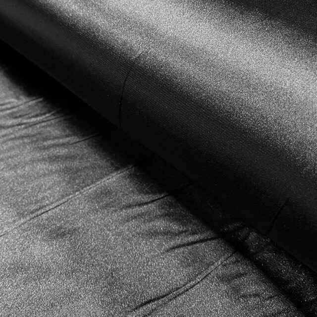 Satin stretch uni zwart